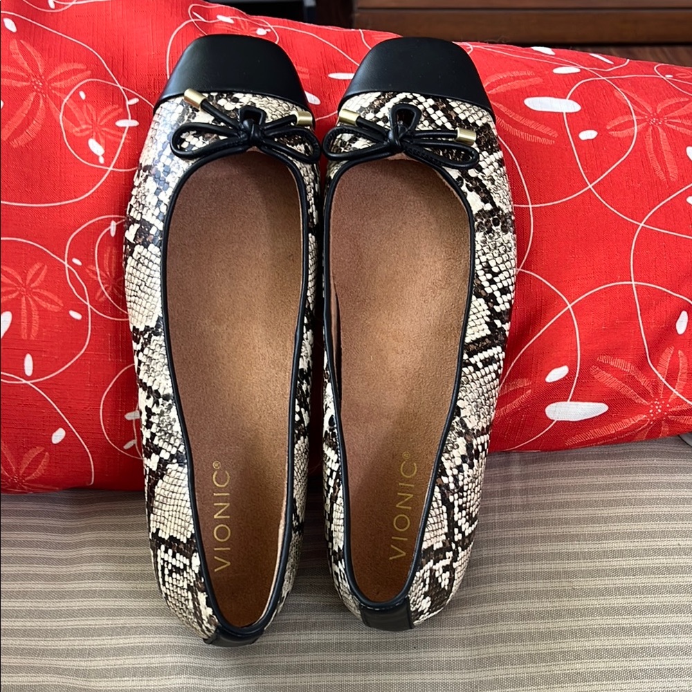 Vionic Women's Snakeskin Patterned Flats with Black Accents Size 9.5